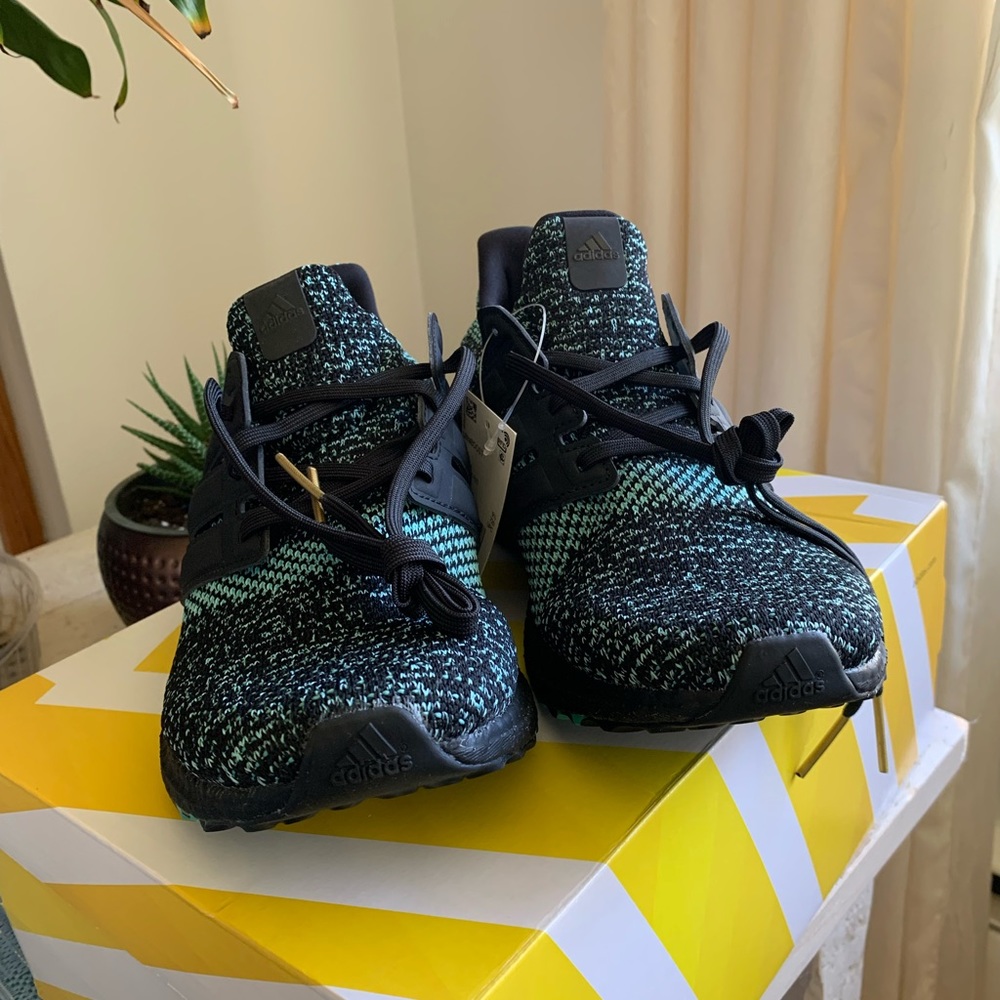 Brand new in box, rare, (sold out)ADIDAS Ultra Boost running shoes ๐คMen size 10 - Picture 7 of 9